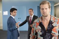 Der letzte Bulle – Haben den aalglatten Rasmus Schweizer (Florian Fitz, M.) am Wickel: Mick (Henning Baum, r.) und Andreas (Maximilian Grill, l.) ...
