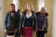 Danni Lowinski – Danni (Annette Frier, M.) wird mit einem heiklen Fall konfrontiert: Die sechzehnjährige Türkin Zeynep (Nilam Farooq, l.) taucht gemeinsam mit Emine (Ivan Subay, r.) auf, und bittet sie um Hilfe, weil ihre Eltern sie in die Türkei abschieben und dort mit ihrem Cousin verheiraten wollen. Danni nimmt sich ihrer an ...