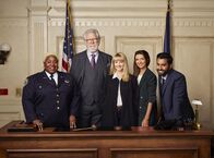 Night Court – L-R: Lacretta als Donna 'Gurgs' Gurganous, John Larroquette als Dan Fielding, Melissa Rauch als Abby Stone, India de Beaufort als Olivia Moore, Kapil Talwalkar als Neil
