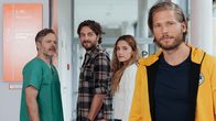 Die Bergretter – Nach den positiven Nachrichten von Dr. Nick Aichstetter (Nicholas Reinke, l.) steht der Hochzeit von Sofia Conti (Mitsou Jung, 2.v.r.) und Stefan Bergstätter (Frederik Götz, 2.v.l.) nichts mehr im Weg. Und Markus Kofler (Sebastian Ströbel, r.) kommt dabei eine besondere Ehre zuteil.