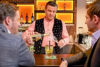 Die Rosenheim-Cops – Controller Andreas Lorenz (Ben Blaskovic, l.) und Kommissar Hansen (Igor Jeftic, r.) unterhalten sich mit Jo (Christian K. Schaeffer, M.) über ein Liebesgedicht, das im Kommissariat die Runde macht.