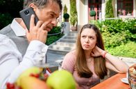 Sturm der Liebe – Valetnina (Aylin Ravanyar, r.) hört dem Telefonat zu, in dem Christoph vor Robert (Lorenzo Patané, l.) seine Unschuld beteuert.