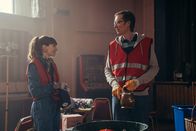 The Outlaws – Die ungeahnte Freundschaft zwischen Lady Gabby (Eleanor Tomlinson) und Greg (Stephen Merchant) wird immer stärker. Mit seiner rechtlichen Expertise will Gabby das exklusivste Musikfestival aller Zeiten auf die Beine stellen.