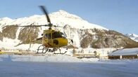 Legendäre Zugabenteuer – Bei Lawinengefahr werden Sprengladungen von einem Hubschrauber abgeworfen.