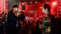 Blutzbrüdaz – Bei einem Freestyle-Battle wird ausgerechnet das Urgestein des HipHops auf die beiden Rapper Otis (Sido, l.) und Eddy (Bobby Tight, r.) aufmerksam und will ein Demoband. Das stellt die Jungs jedoch wieder vor ein schier unlösbares Problem: Woher nehmen sie das Geld, um ein Demotape zu produzieren?