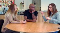 Signes – Signes Vroom, mehr als ein Restaurant Mehari Afewerki (M.), der Geschäftsführer des ersten von Gehörlosen betriebenen Restaurant aus der Schweiz