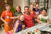 Schmatzo - Kochen mit WOW – Lilli, Alexander Kumptner, Sarah Marija, Joshua, Paul, Julian, Alma.