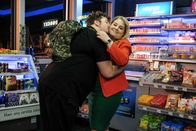 Tanken - mehr als Super – Olaf (Daniel Zillmann) versucht Jana (Christina Petersen) zu küssen. Sie scheint wenig begeistert zu sein.