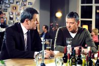 Rote Rosen – ARD ROTE ROSEN FOLGE 1708 Uhr im ERSTEN. Rainer (Christian Maria Goebel, r.) fragt sich vor Gunter (Hermann Toelcke, l.), ob er sein Projekt abblasen soll, um bei Merle bleiben zu können.