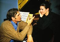 Nikola – Schmidt (Walter Stittler) gibt sich bei Katarina (Katharina Witt) als intellektueller Stubenhocker aus, kann damit aber nicht bei ihr landen.