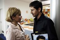 29... und noch Jungfrau – Nik (Oliver Bootz, r.) will unbedingt mit Vic (Anna Kubin, l.) ausgehen, doch die ist hin- und hergerissen …