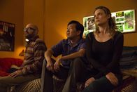 Community – Hank (David Cross, l.) hält von seinem Vater, Hickey, nicht viel und hat diesen deswegen auch nicht eingeladen seinen Enkel kennenzulernen. Chang (Ken Jeong, M.), Britta (Gillian Jacobs, r.) und der Rest der Truppe wollen die beiden jetzt wieder zusammenbringen - mittels einer Partie "Dungeons and Dragons" ...