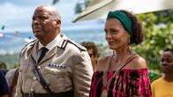 Death in Paradise – Commissioner Selwyn Patterson (Don Warrington) und Catherine Bordey (Elizabeth Bourgine) nehmen an einer Benefizveranstaltung für ein Kinderheim teil, die jedoch unerwartet tragisch endet.