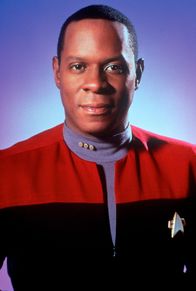 Star Trek - Deep Space Nine – Die Bok‘Nor, ein cardassisches Transportschiff, explodiert ganz in der Nähe der Raumstation. Spuren weisen darauf hin, dass das nicht die Tat bajoranischer Terroristen, sondern der Föderation ist! Das bestätigt auch Gul Dukat, der unerkannt auf die DS9 gekommen ist. Er will Sisko (Avery Brooks)