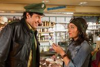 Hubert und Staller – Staller (Helmfried von Lüttichau) gibt Nadine Scholz (Sarah Horvath) seine Visitenkarte in der Hoffnung, dass sie sich bei ihm meldet. Die attraktive junge Dame gefällt ihm. Er ahnt nicht, dass Nadine Scholz die neue Lokalreporterin ist.