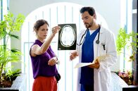 Die Inselärztin – Filipa (Anja Knauer) und Dr. Daniel Bucher (Tobias Licht); ARD Degeto DIE INSELÄRZTIN - NOTFALL IM PARADIES Uhr im ERSTEN. Filipa (Anja Knauer) und Dr. Daniel Bucher (Tobias Licht)