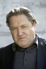 Die Rosenheim-Cops – Eishockey-Chef Erich Brandl (Michael Grandauer) irrt sich gewahltig, wenn er mein "sein Freund" Polizeichef Dr. Heppt würde ihm die Ermittlungen vom Hals halten.