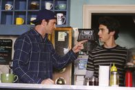 Gilmore Girls – Luke (Scott Patterson, l.) möchte dem leiblichen Vater von Jess (Milo Ventimiglia, r.) verbieten, seinen Sohn zu sehen, denn das Leben von Jess ist eh schon turbulent genug. Doch wird ein Verbot ein Treffen wirklich verhindern?