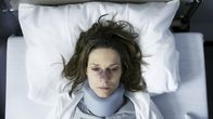 Schwester Weiß – Martha und Helene Weiß - die eine strenggläubige Ordensschwester in einem schwäbischen Kloster, die andere überzeugte Atheistin und Mutter - zwei ungleiche Schwestern. Dann verunglückt Helene mit Tochter und Ehemann bei einem Autounfall. Als sie im Krankenhaus aufwacht und erfährt, dass Mann und Kind tot sind, empfindet sie keine Trauer. Sie leidet an retrograder Amnesie. - Foto: Helene (Lisa Martinek) im Krankenhaus.