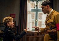 Jojo Rabbit – v.li.: Jojo (Roman Griffin Davis), Adolf (Taika Waititi).