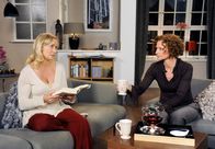 Rote Rosen – ARD ROTE ROSEN FOLGE 1181 Uhr im ERSTEN. Henriette (Susanne Steidle, r.) gelingt es erneut, Nicoles (Martina Mank, l.) Skrupel auszuräumen.