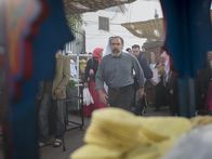 Homeland – Saul Berenson (Mandy Patinkin) reist nach Abu Dhabi, während Carrie Mathison schlechte Nachrichten für Sekou hat ...