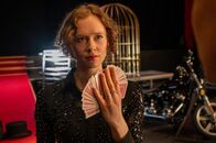 SOKO Stuttgart – Als der berühmte Stuttgarter Magier Magic Miles bei den Proben zu seiner großen Comeback-Show getötet aufgefunden wird, gerät unter anderem seine Assistentin Alina Völler (Marie Nadja Haller) in den Fokus der Ermittlungen. Welchen Grund hätte sie gehabt, den Zauberer zu töten?
