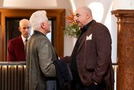 Tatort – Von links: Der Front Office Manager (Robert Löhr), Kriminalhauptkommissar Ivo Batic (Miroslav Nemec) und Dr. Matthias Steinbrecher (Robert Joseph Bartl).