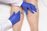 Visite – Doctor in medical gloves injects sclerotherapy procedure on the legs of a woman against varicose veins, close-up
