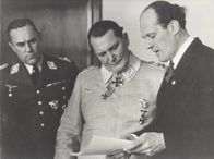 Der Zweite Weltkrieg – Oberbefehlshaber der deutschen Luftwaffe, Hermann Göring (M.), mit seinem Adjutanten Karl Bodenschatz (l.) und dem Ingenieur Willy Messerschmitt (r.).