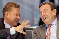 Gazprom - Die perfekte Waffe – Gazprom-Chef Alexej Miller und Gerhard Schröder während einer Veranstaltung zur zukünftigen Zusammenarbeit mit China im Juni 2010 in Sankt Petersburg