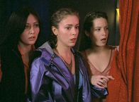 Charmed - Zauberhafte Hexen – (v.l.n.r.) Prue (Shannen Doherty), Phoebe (Alyssa Milano) und Piper (Holly Marie Combs) trauen ihren Augen nicht ...