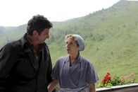 Der Bergdoktor – Monika Buchleitner (Michaela May, r.) geht es nicht gut. Sie lässt sich von Martin Gruber (Hans Sigl, l.) untersuchen.