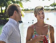 Hawaii Five-0 – Danny (Scott Caan l.) erhält Besuch von seiner Schwester Bridget (Missy Peregrym, r.), die wegen einer Konferenz zu Gast in Oahu ist ...