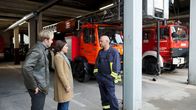 SOKO Wismar – Nils Theede (Jonas Laux, l.) und Katrin Börensen (Claudia Schmutzler, M.) befragen Holger Hartwich (Harald Weiler, r.) auf der Feuerwache.