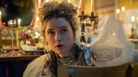 Extraordinary – Carrie (Sofia Oxenham) macht sich für ihr Date mit Graf Charles hübsch. Sie ist von ihm sehr angetan und sucht immer wieder das Zwiegespräch mit ihm. Ihre Möglichkeit, sein Wesen anzunehmen, begeistert sie sehr.