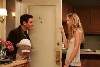 How I Met Your Mother – Ted (Josh Radnor, l.) gelingt es, Natalies (Anne Dudek, r.) Herz ein weiteres Mal zu erobern, doch bereits nach kurzer Zeit wird ihm klar, dass sie doch nicht "die Eine" ist ...