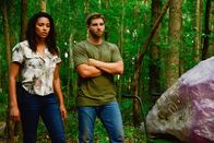 Under the Dome – Eva (Kylie Bunbury, l.) gelingt es immer mehr, Barbie (Mike Vogel, r.) von der Gemeinschaft zu überzeugen. Doch wird er wirklich die vollständige Verwandlung durchmachen?