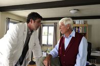 Der Bergdoktor – Martin Gruber (Hans Sigl, l.) und Roman Melchinger (Siegfried Rauch, r.) diskutieren, ob es ein einen Weg gibt, die Zwillinge der Seidls zu retten.