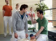In aller Freundschaft – In der Klinik wird ein Reanimations- und Notfallkurs angeboten, der zur Teilnahme verpflichtet. Dr. Philipp Brentano (Thomas Koch, rechts) und Dr. David Engel (Kristian Kiehling) sind gemeinsam an der Reanimationspuppe. Philipp nutzt die Gelegenheit, David noch einmal zurechtzuweisen, im Umgang mit Arzu.