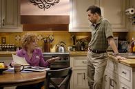 Two and a Half Men – Charlie und Alan (Jon Cryer, r.) haben einen Plan: Sie wollen sich endlich gegen ihre Mutter Evelyn (Holland Taylor, l.) auflehnen, die immer noch versucht, die beiden zu bevormunden ...