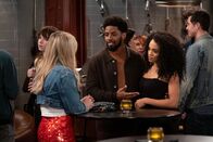 How I Met Your Father – (v.l.n.r.) Sophie (Hilary Duff); Ian (Daniel Augustin); Kiana (Efrangeliz Medina)
