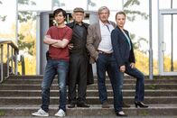 Rentnercops – Der Unruhestand geht weiter - Mit guter alter Polizeiarbeit und einer gehörigen Portion Besserwisserei stürzen sich die beiden Rentnercops Günter (Wolfgang Winkler, 2. von rechts) und Edwin (Tilo Prückner, 2. von links) wieder in die Arbeit. Sehr zum Leidwesen ihrer Chefin Vicky Adam (Katja Danowski, rechts) und ihres Kollegen Hui Ko (Aaron Le, links), die die renitenten Ex-Rentnern weiterhin am Hals haben.