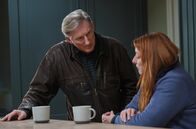 Ridley – Alex Ridley (Adrian Dunbar, li.), Jean Dixon (Elizabeth Berrington, re.)