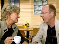 In aller Freundschaft – MDR Fernsehen IN ALLER FREUNDSCHAFT FOLGE 252, "Nur über meine Leiche" Uhr. Das erste Mal in ihrem Leben ohne Paula, entwickelt sich zwischen Robert (Hans Peter Korff) und Gerda (Antje Hagen) ein zaghaftes Gefühl der Liebe. Die Initiative geht von Robert aus.