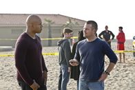 Navy CIS: L.A. – Drei Soldaten der afghanischen Nationalarmee, mit der höchsten Sicherheitsstufe, sind zu einer Ausbildung in Los Angeles. Als einer von ihnen erstochen am Strand aufgefunden wird, beginnen Callen (Chris O'Donnell, r.) und Sam (LL Cool J, l.) mit den Ermittlungen ...