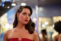 Operation Fortune – Kommunikationsspezialistin Sarah Fidel (Aubrey Plaza) arbeitet professionell und ist zudem sehr schlagfertig.