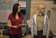 Community – Als eine Schmutzkampagne den Ruf des Greendale College beschmutzen soll, macht sich Frankie (Paget Brewster, l.) sofort daran, eine Lösung für das Problem zu finden, während Dean Pelton damit beschäftigt ist, SMS mit jemandem auszutauschen, den er für Jeff hält ...