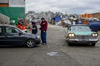 TanzAlarm – Das dachte sich auch der TanzTapir und wollte mitmachen. Er schlug einfach auf ein anderes Auto auf dem Schrottplatz ein. Nur leider war das kein Schrott, sondern "Elvis", der völlig intakte Wagen der beiden Männer und ihr ganzer Stolz. Die beiden sind jetzt stinksauer.