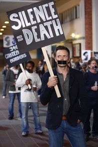 Community – Shirley und Annie organisieren einen schweigenden Protest und Jeff (Joel McHale) ist natürlich dabei - um Britta zu beeindrucken ...